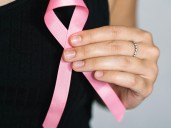 Moño rosa contra el cáncer de mama: asó surgió y su significado