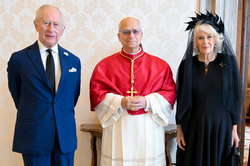 Reyes británicos rezan con el papa en un momento histórico para sus iglesias