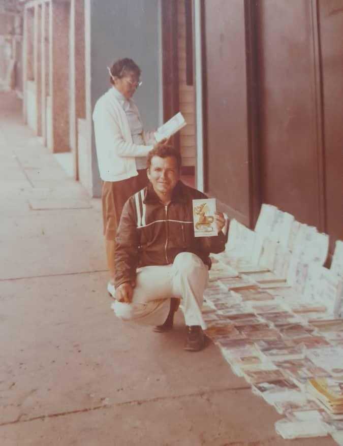 Dos generaciones unidas por los libros en el quiosco El Amigo Lector