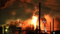 Explosión desató impactante incendio en una refinería de Chevron