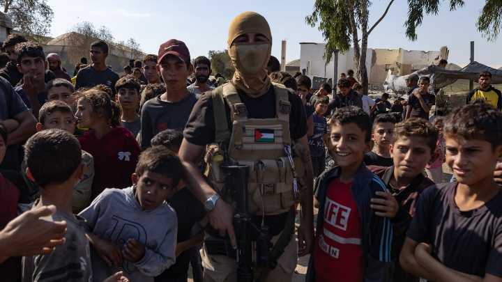 Los primeros prisioneros palestinos liberados por Israel llegan a su destino en Ramala