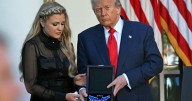 Trump entrega Medalla Presidencial de la Libertad post mortem a Charlie Kirk en su cumpleaños
