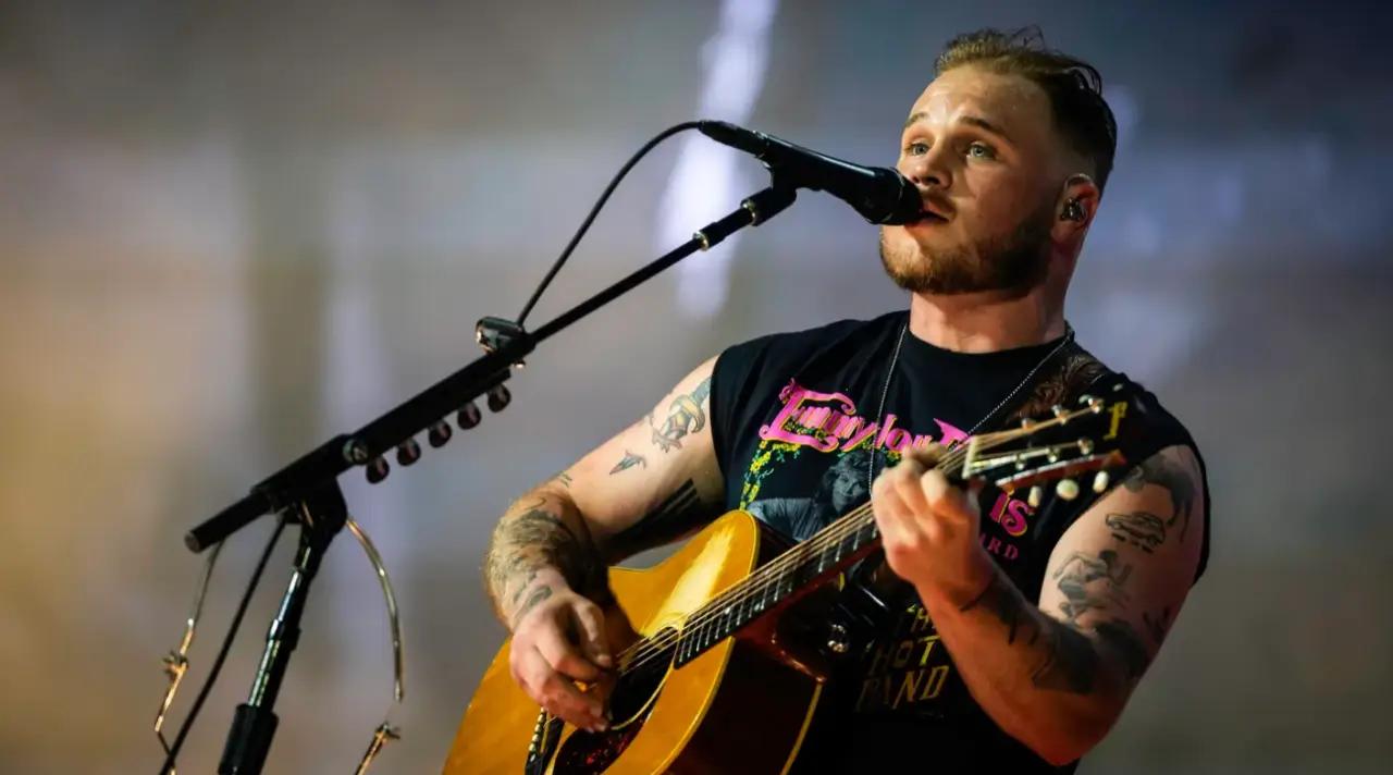 Lo que debes saber sobre la nueva canción de Zach Bryan, ‘Bad News’, y lo que dice sobre ICE