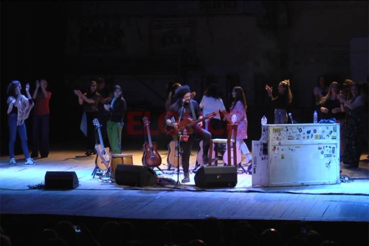 Raly Barrionuevo se presentó en Paraná e invitó a músicos locales a subir al escenario