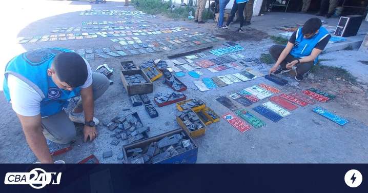 Córdoba: desmantelan un búnker que falsificaba y vendía patentes de vehículos