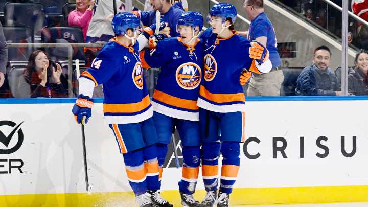 Islanders score 7 against Red Wings, win 4th straight 