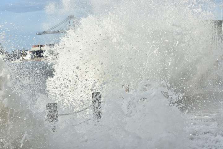 La Bahía se llenó de ‘Totazos’, mar de leva dejó ‘boquiabiertos’ a turistas en Santa Marta