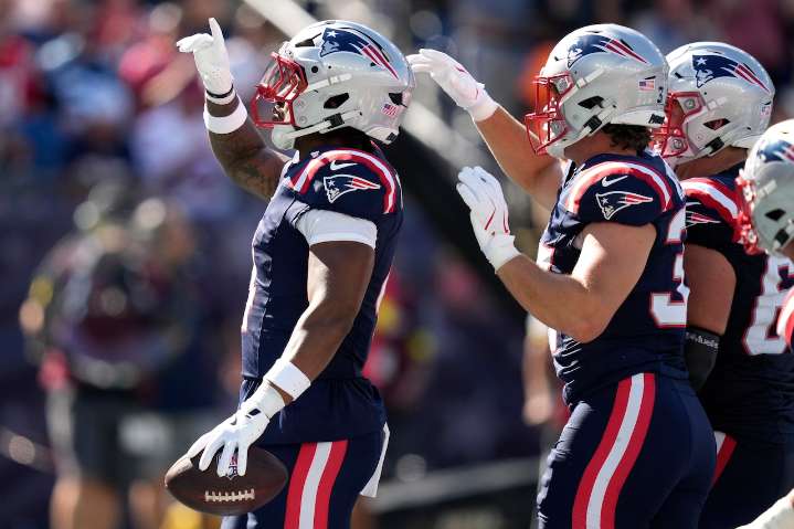 Patriots running back suffers knee injury on heavy hit in Bills game