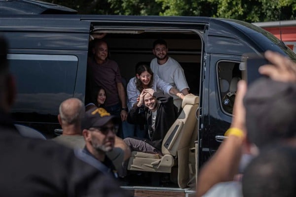 Liberan a rehenes y prisioneros palestinos en el “amanecer histórico“ que celebra Trump