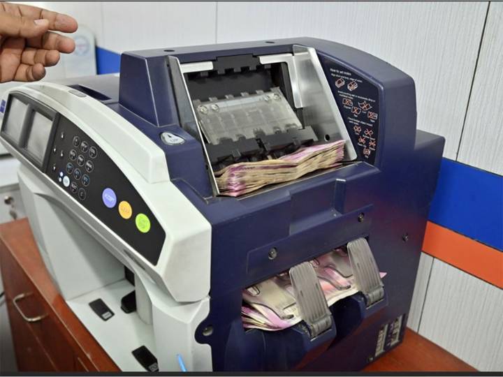 Persistent Pressures Weigh on Indian Rupee's Medium