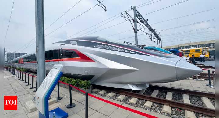 Blink and it's gone: China unveils world's fastest train; CR450 hits 453 km/h