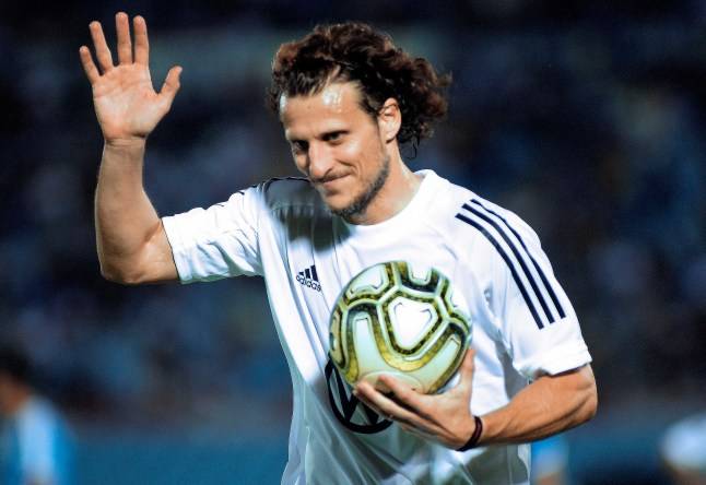 Man Utd cult hero rushed to hospital after suffering three broken ribs and collapsed lung