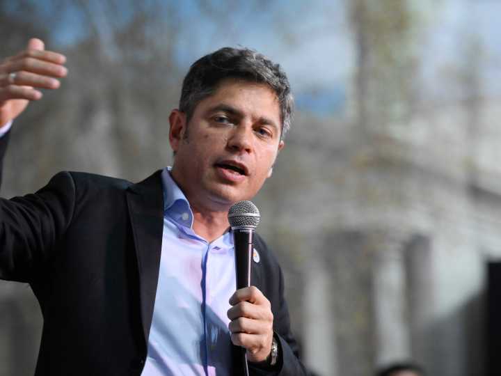 Kicillof, en modo campaña contra Milei: "Nos tiene hace dos años cruzando el desierto y le da anchoas a la gente"