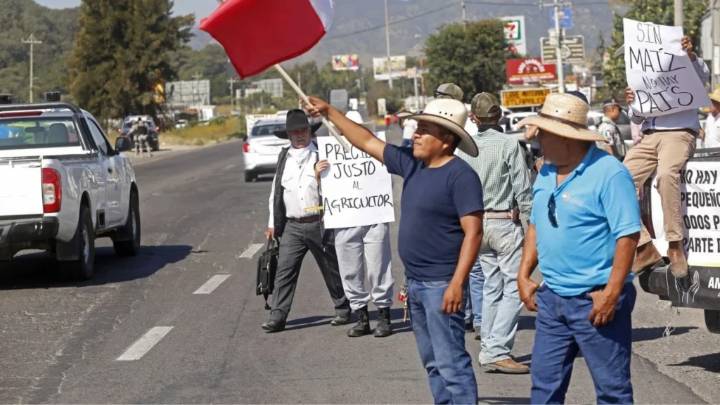 Continúa bloqueo carretero en Jalisco por protesta de productores de maíz