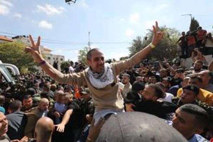 Llegan a Egipto 154 prisioneros palestinos liberados por Israel, reportan fuentes