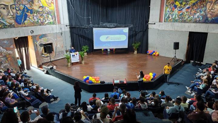 Más de 50 jóvenes participaron en conversatorio sobre criptofinanzas en Los Teques