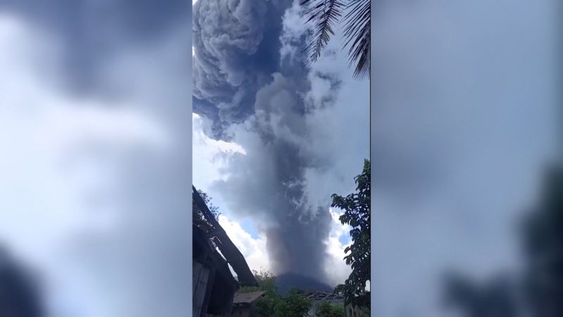 Columna de ceniza tras la erupción del volcán Lewotobi Laki