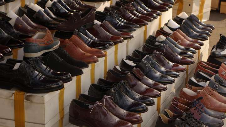"Con el dolor del alma": Histórica zapatería cierra tras 65 años y anuncia remate total de sus productos