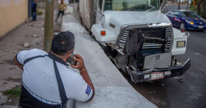 Pierde frenos camión de carga y chofer evita accidente mayor