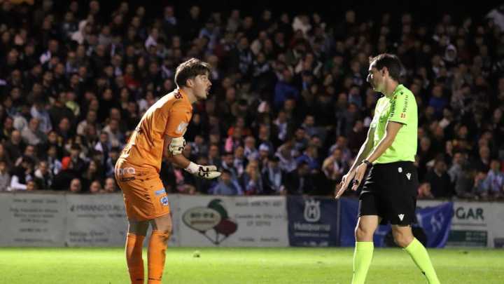 Javi Torres, el héroe del Puerto de Vega que se gana el respeto del Celta