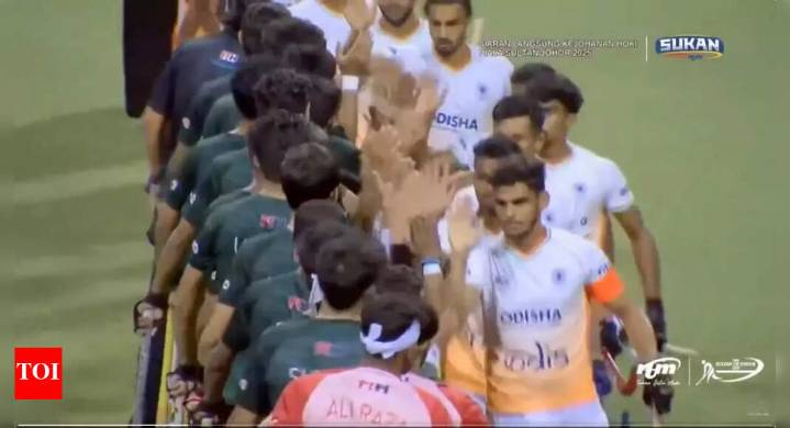 After no handshakes in cricket, India, Pakistan exchange high 5s, pleasantries in hockey