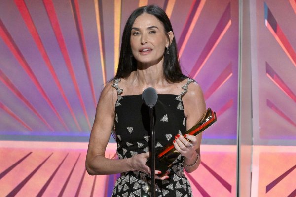 Demi Moore (62 años) sobre su rutina para estar en forma: "En el desayuno, tomo media taza de avena con agua, el resto del día solo proteína y algunos vegetales"