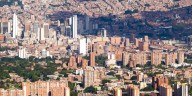 El reportaje de 'Sky News' que asegura que en Medellín 'se consiguen drogas en un trancón' 