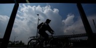 Ciclista en Bogotá fue multado por tránsito después de haber sido arrollado por conductor presuntamente en estado de embriaguez