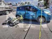 CONDUCTORA SE LE ATRAVESÓ A MOTOCICLISTA Y SALIÓ VOLANDO CONTRA EL PISO