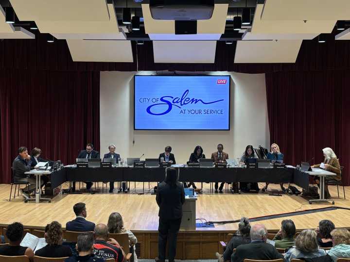Salem city councilors to consider accepting private funds to pay for two police officers
