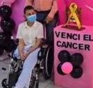 Vence Mía al cáncer y toca la campana en el Hospital Infantil
