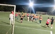 Riña entre jugadores interrumpe partido en campo Santo Madero, en Parras (video)