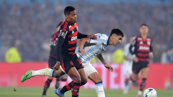Flamengo se quedó con 10 y Racing sueña con la remontada