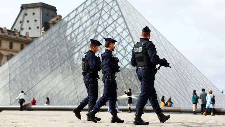 Los dos detenidos por el robo del Louvre reconocen parcialmente los hechos