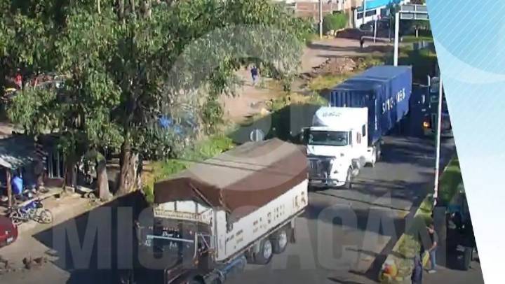 Comienzan a liberar carreteras en Michoacán tras días de bloqueos