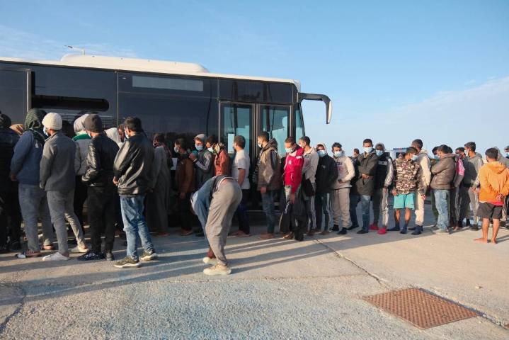 EU elimina la extensión automática de los permisos de trabajo para migrantes