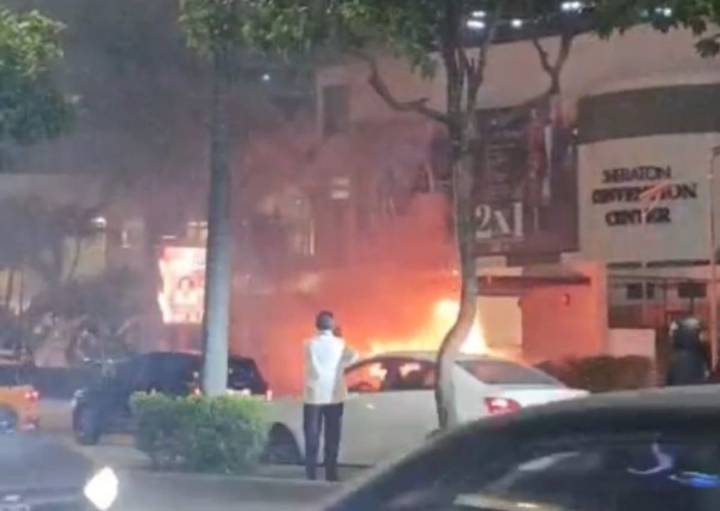 Un auto explotó en el centro de Guayaquil y un hombre que lo estaba grabando murió alcanzado por el estallido
