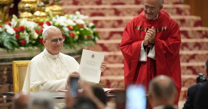 El papa insta a maestros católicos a priorizar la vida espiritual sobre los logros profesionales