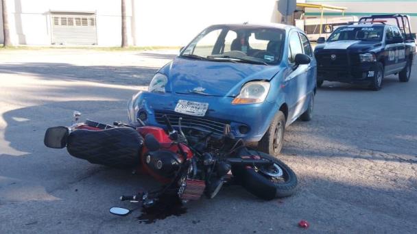 Impacta fémina a motociclista