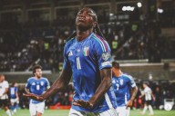 Moise Kean protagoniza campaña global de GUESS JEANS lanzada en Italia