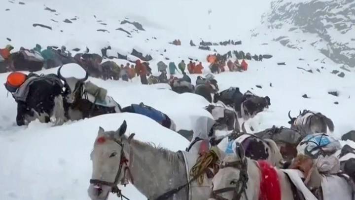 Around 900 hikers rescued from Mount Everest after severe snowstorm