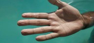 ¿Por qué se arrugan los dedos cuando pasan mucho rato en contacto con el agua?