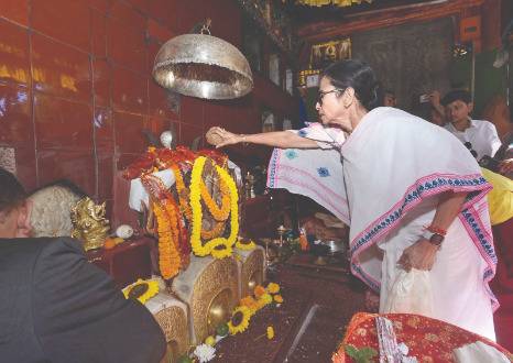 Mamata urges tourists to return to Darjeeling