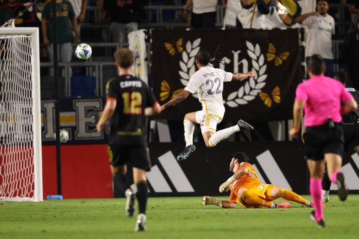 Deadspin | Galaxy capitalize on early red card, top short-handed FC Dallas