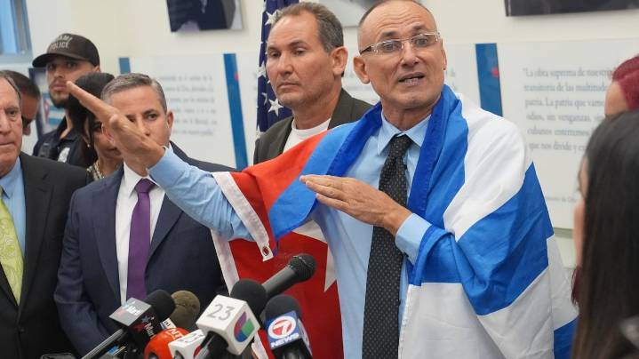 Cuban dissident José Daniel Ferrer leaves island for US exile after imprisonment