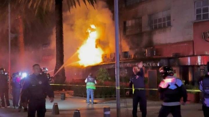 Evacuan a 500 personas tras explosión de restaurante cerca del monumento a la Revolución en México (+Video)