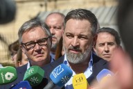 Abascal irrumpe en la precampaña andaluza y pide la dimisión de Juanma Moreno tras los errores en el cribado del cáncer de mama