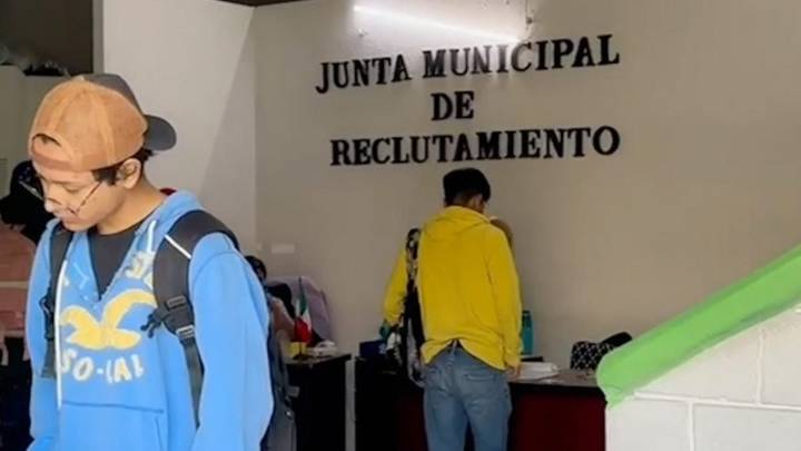 En día límite, se congregan decenas de jóvenes para tramitar su cartilla militar en Saltillo