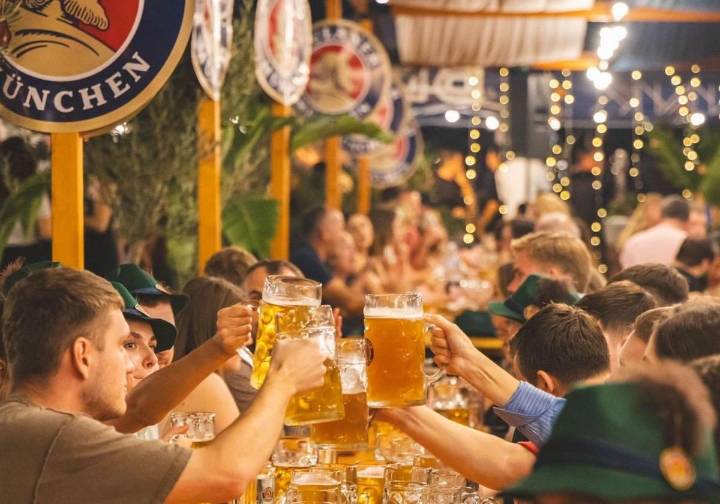 La plaza de toros de Alicante transforma el ruedo en la gran carpa bávara del Oktoberfest