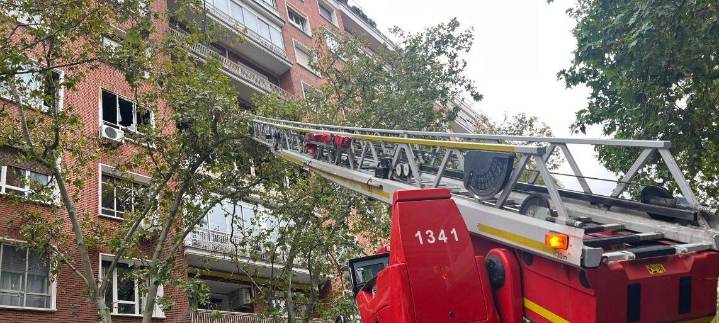 Seis personas atendidas por inhalación de humo tras un incendio en una vivienda en obras de la Castellana
